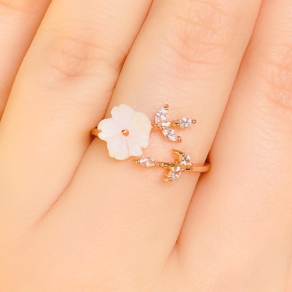 🌸 NWOT Rose gold plated white flower ring - Picture 1 of 7